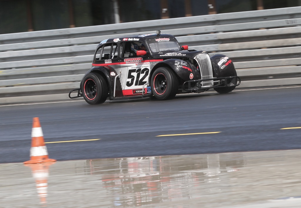 Det var stadig vådt i første løb
(Foto: Motorsporten.dk)